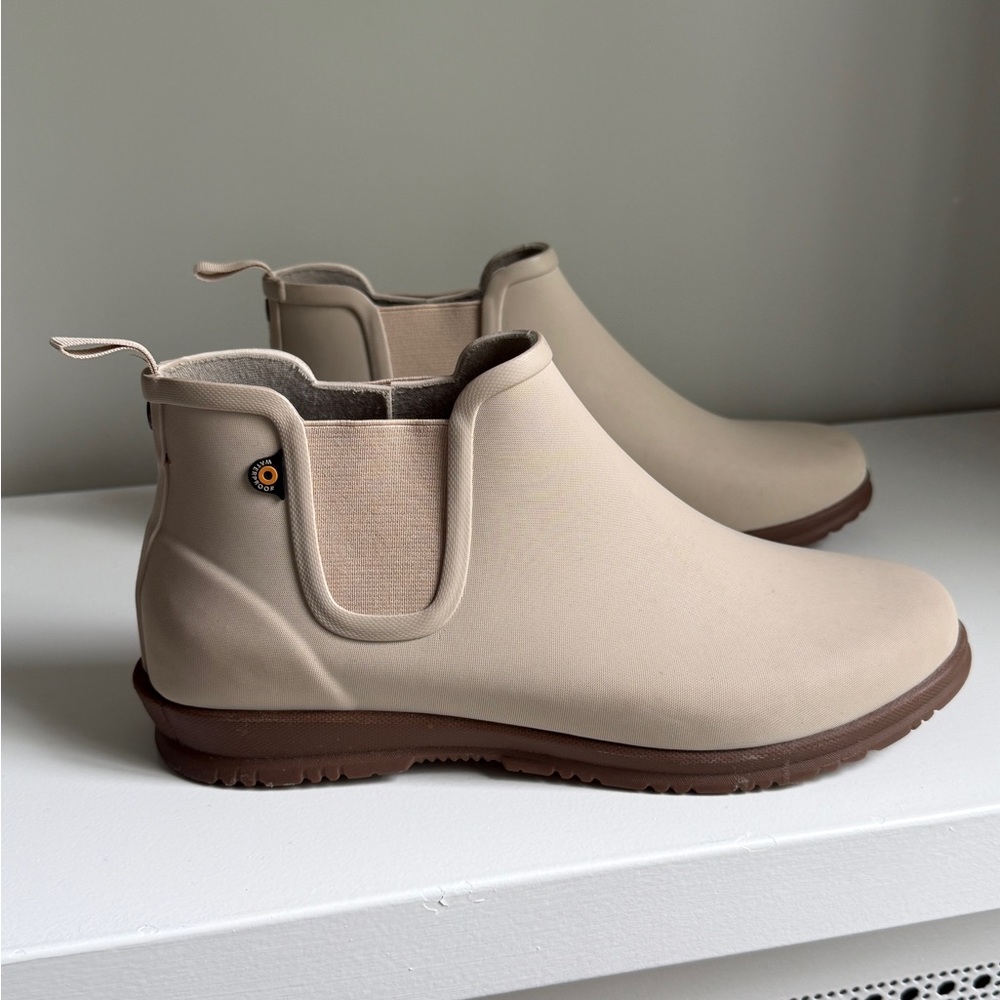 Bogs Sweet Pea Boot. Cream and Brown Winter Rain Boots Ankle Height
